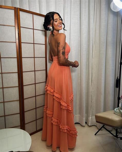 Ana Castela posa com vestido transparente e ganha elogios de。